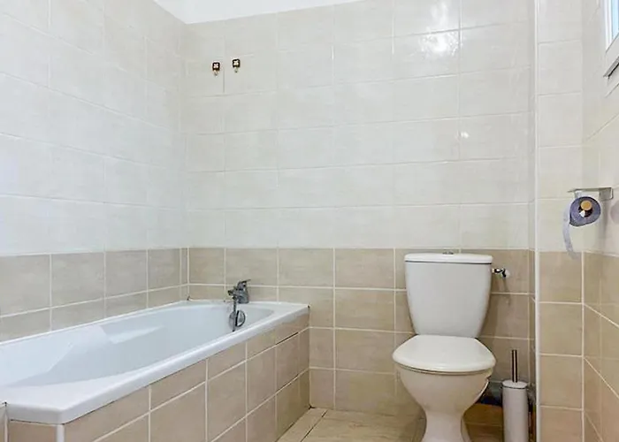 3 Bedroom Cozy In Hébergement de vacances *